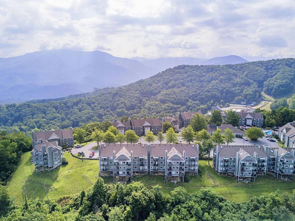 Sky High Views!!-Peak Mountaintop-Outdoor Pool-Close To Downtown-Private Balcony-Wifi-Cable แกตลิงเบิร์ก ภายนอก รูปภาพ