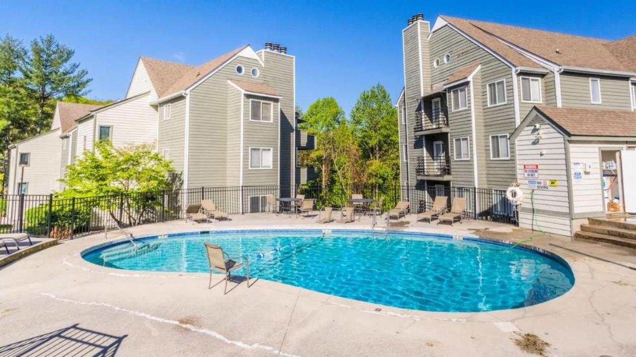Sky High Views!!-Peak Mountaintop-Outdoor Pool-Close To Downtown-Private Balcony-Wifi-Cable แกตลิงเบิร์ก ภายนอก รูปภาพ