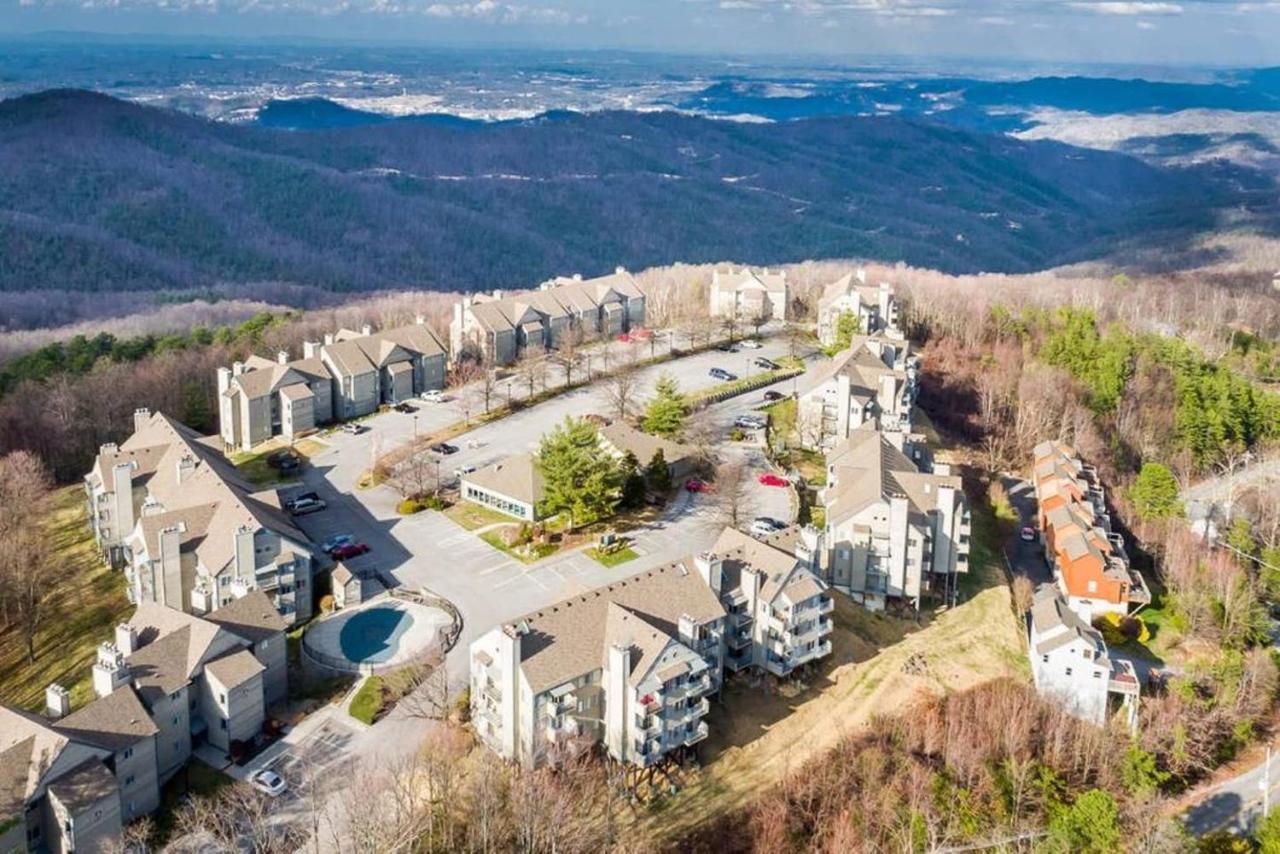 Sky High Views!!-Peak Mountaintop-Outdoor Pool-Close To Downtown-Private Balcony-Wifi-Cable แกตลิงเบิร์ก ภายนอก รูปภาพ