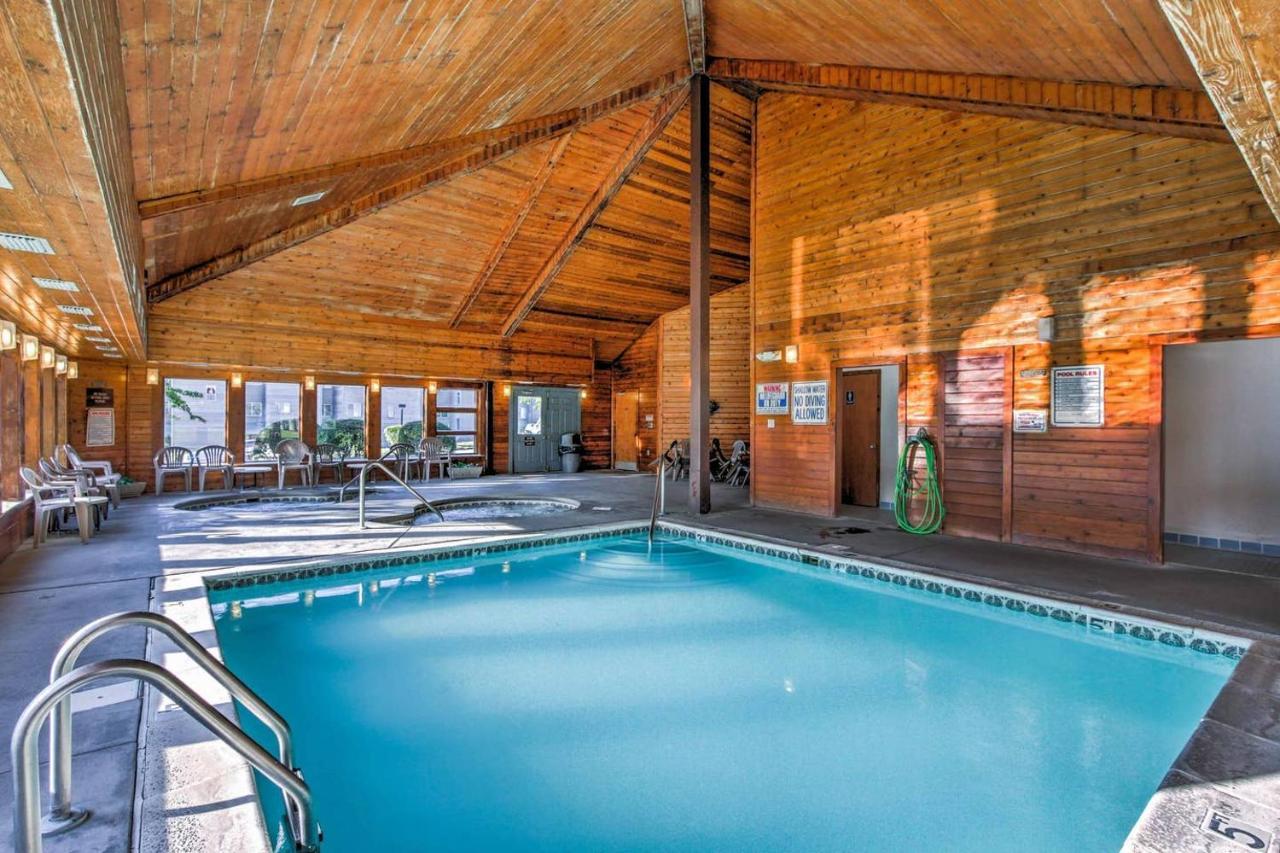 Sky High Views!!-Peak Mountaintop-Outdoor Pool-Close To Downtown-Private Balcony-Wifi-Cable แกตลิงเบิร์ก ภายนอก รูปภาพ