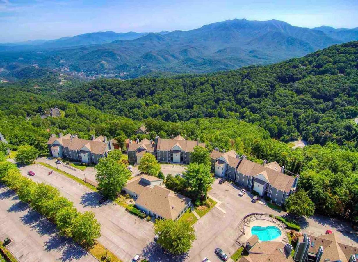 Sky High Views!!-Peak Mountaintop-Outdoor Pool-Close To Downtown-Private Balcony-Wifi-Cable แกตลิงเบิร์ก ภายนอก รูปภาพ