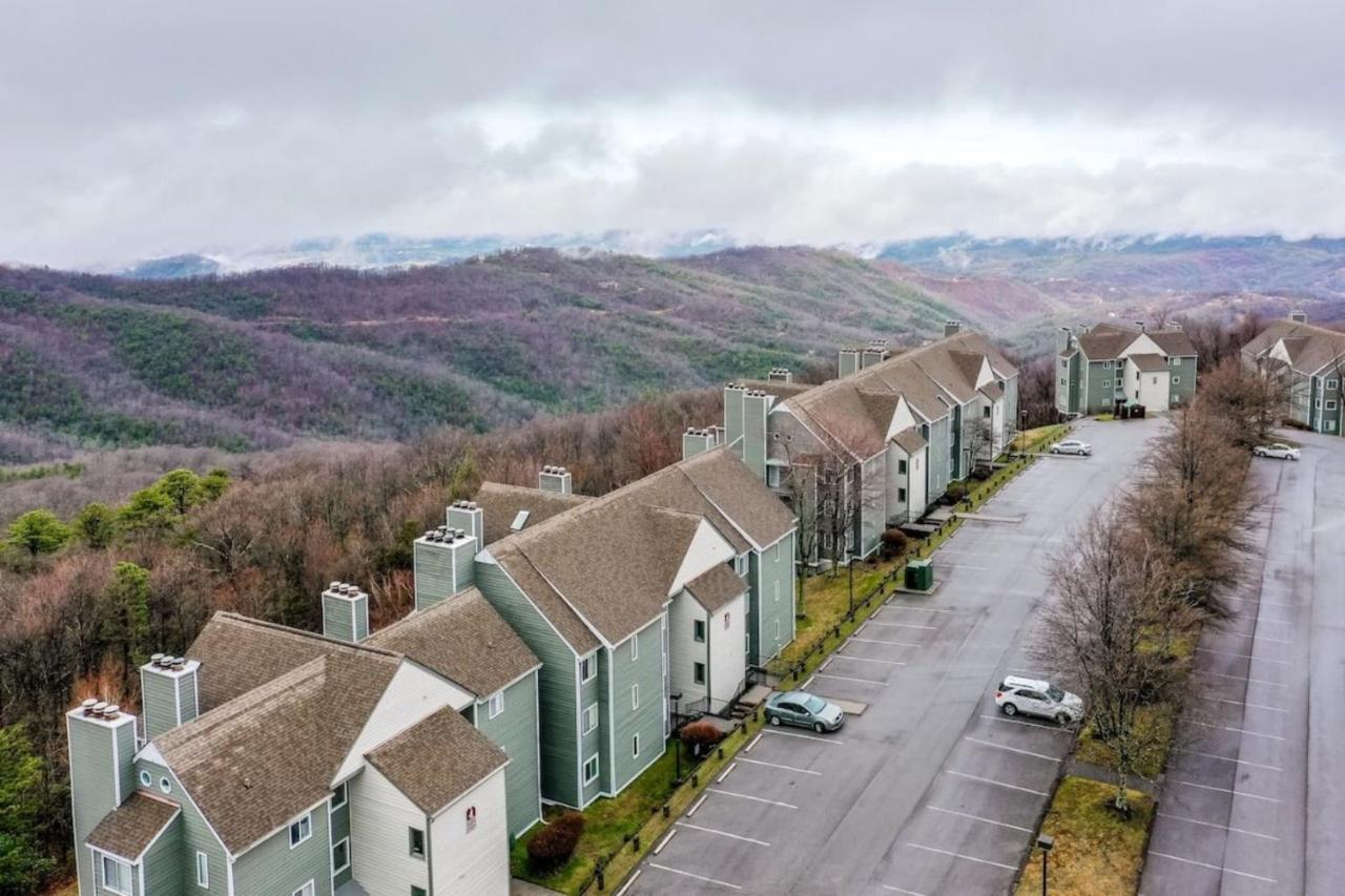 Sky High Views!!-Peak Mountaintop-Outdoor Pool-Close To Downtown-Private Balcony-Wifi-Cable แกตลิงเบิร์ก ภายนอก รูปภาพ