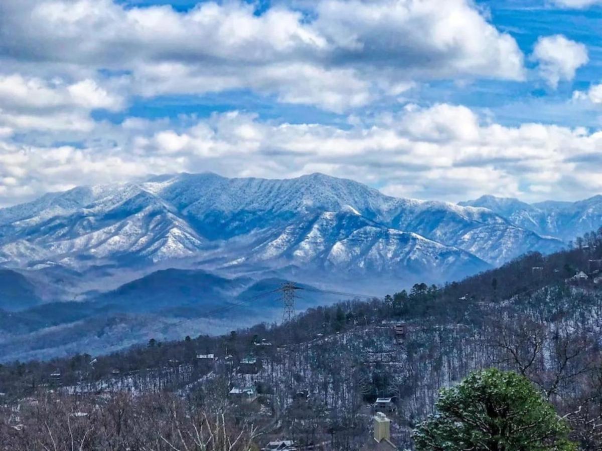 Sky High Views!!-Peak Mountaintop-Outdoor Pool-Close To Downtown-Private Balcony-Wifi-Cable แกตลิงเบิร์ก ภายนอก รูปภาพ