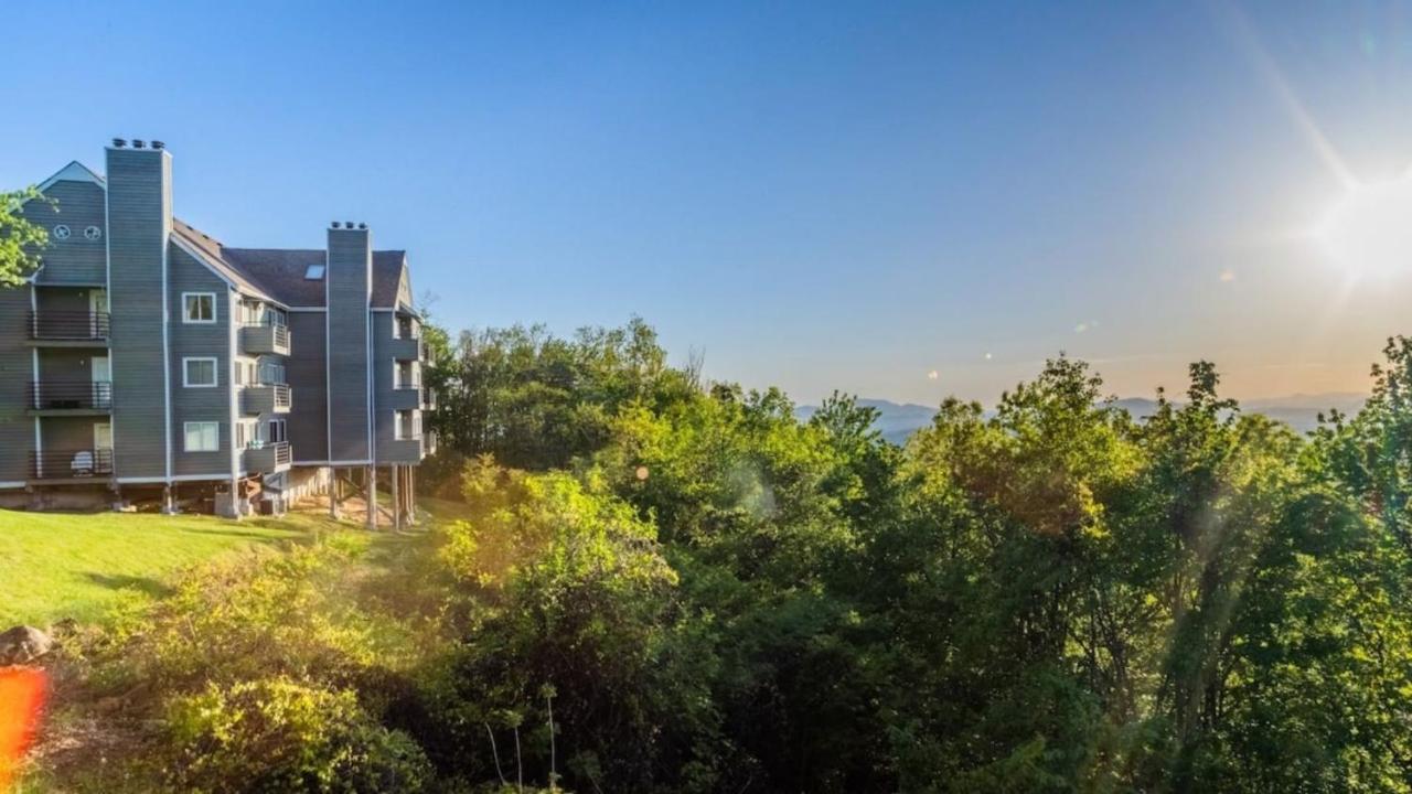 Sky High Views!!-Peak Mountaintop-Outdoor Pool-Close To Downtown-Private Balcony-Wifi-Cable แกตลิงเบิร์ก ภายนอก รูปภาพ