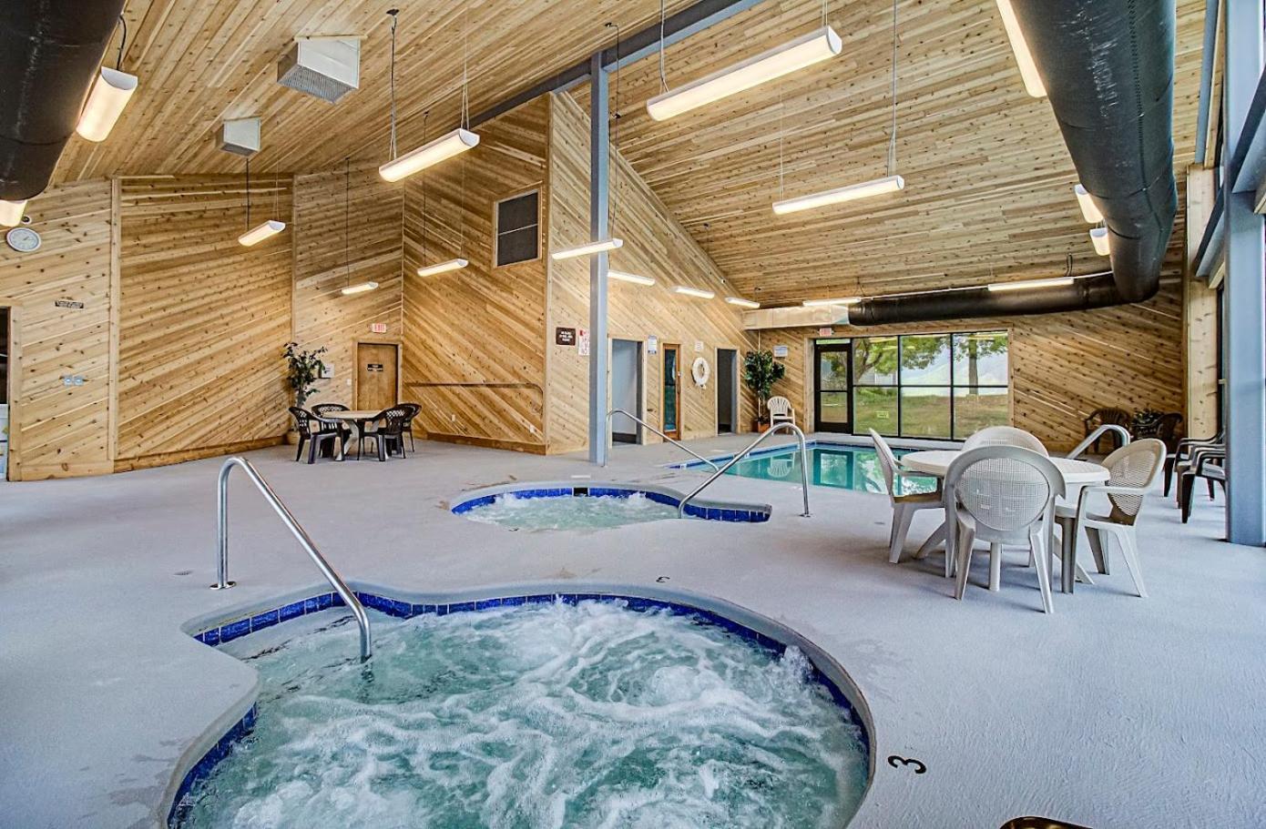 Sky High Views!!-Peak Mountaintop-Outdoor Pool-Close To Downtown-Private Balcony-Wifi-Cable แกตลิงเบิร์ก ภายนอก รูปภาพ